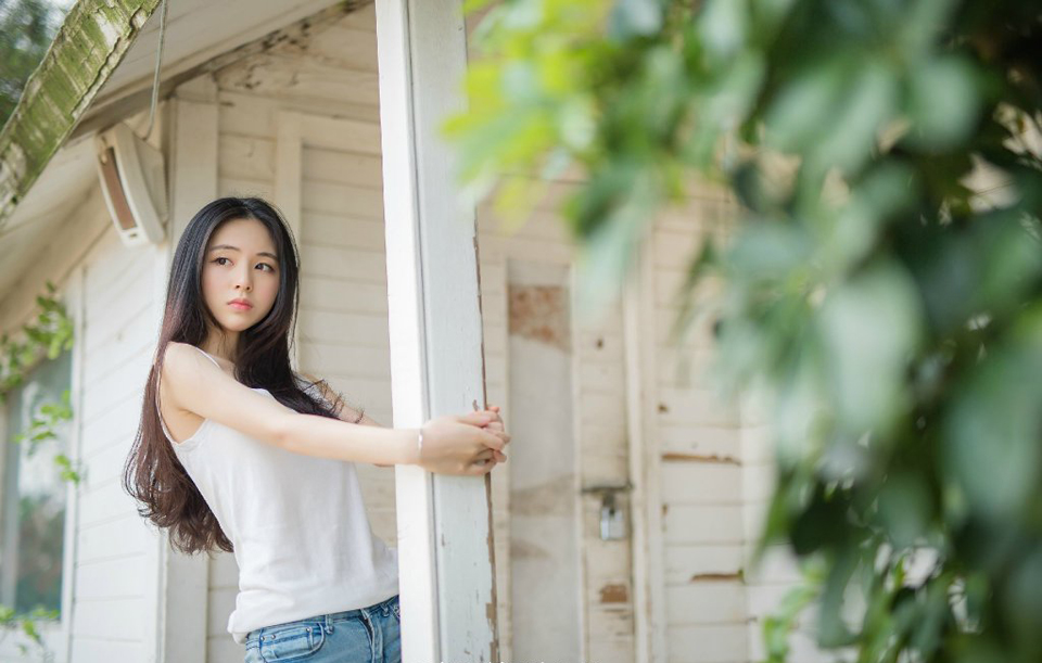 院子里响起刘璋骂骂咧咧的声音，刘璝面色铁青的跟着孟达来到一处厢房，冷冷的看着此人：“为何拦我？”